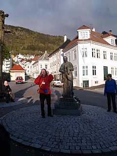 Anne Haavaldsen runder av ved Madam Felle statuen.