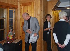 Rolf (Dolla) Rasmussen gj�r klart til � trekke fruktkurven under oppsyn av �se B. Lervik fra Damegarden.