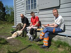 Dugnadsgjengen 5. juni tar en pust i bakken. Fra venstre: John A. Lervik, Ronny Muri og Knut Folkestad. Foto: KL