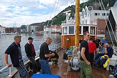 Fiskerne gjør klar til avgang fra Ludebryggen.