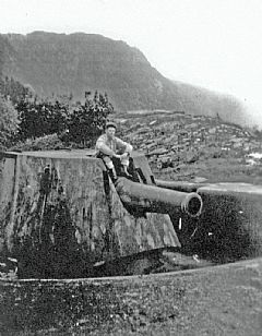 24 cm (9,4 tommer) haubitzer på Sandviksbatteriet. Bildet tatt på 50-tallet før skytset ble fjernet.