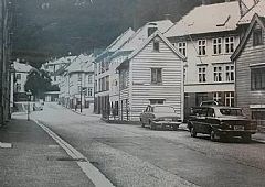 Grensegrenden en gang på 1960 tallet. Buekorpshuset helt til høyre. Ca. midt på bildet stikker Grensegrenden 2 ut i gaten. 