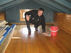 Ronny Muri vasker loftet på hytten 26/3-11.