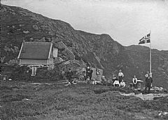 Senere (ca. 1914) ble det bygget en ny hytte lenger fremme, i haugen syd for dagens hytte. Her kjenner vi foreløpig ikke hele historien.