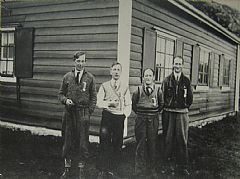 De som bygget den nye hytten: Ole Bessesen, Ragnvald Bessesen, Christian Pedesen og Anton Forthun. Alle tildelt Ørneorden i 1937.