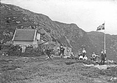 Sandvikshytten i 1914 er flyttet lengre frem. Den nyeste hytten fra 1936 ligger på plenen til venstre for flaggstangen.